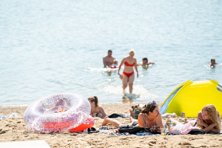 Karštis kauniečius gena prie vandens