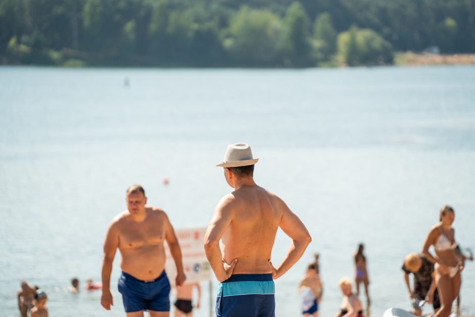 Karštis kauniečius gena prie vandens