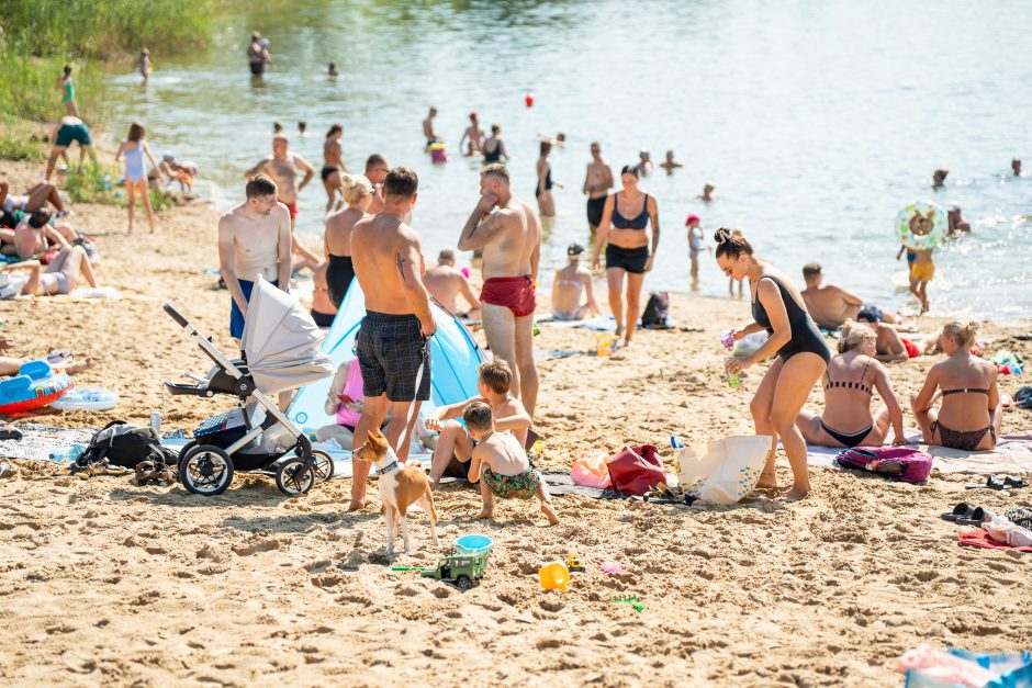 Karštis kauniečius gena prie vandens