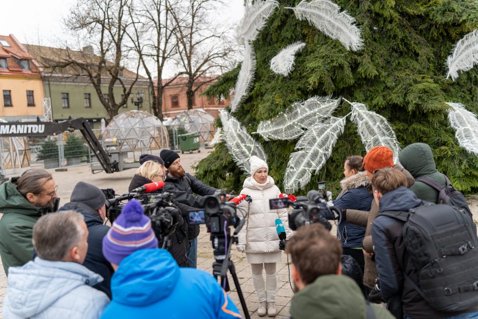 Rotušės aikštėje pabiro plunksnomis, kurias išbarstė virš miesto praskridęs angelas 