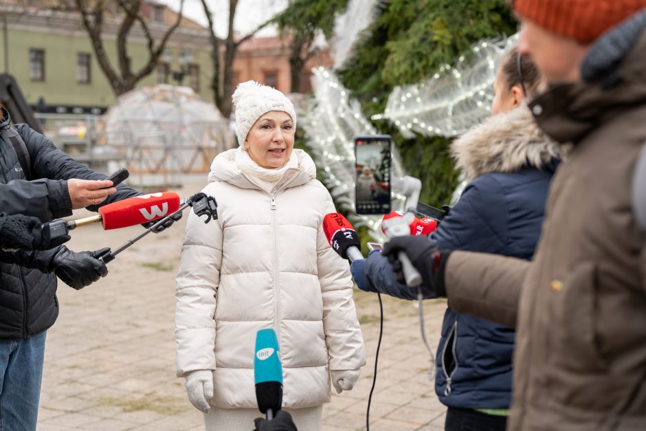 Rotušės aikštėje pabiro plunksnomis, kurias išbarstė virš miesto praskridęs angelas 