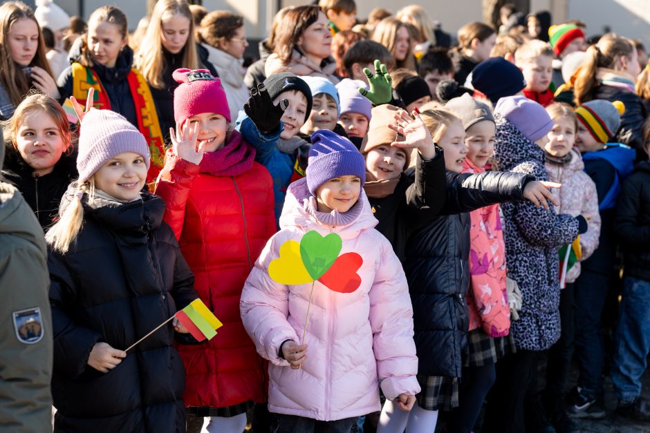 Kauno moksleiviai nuo miesto kalvų pasveikino Lietuvą su artėjančia Kovo 11-ąja