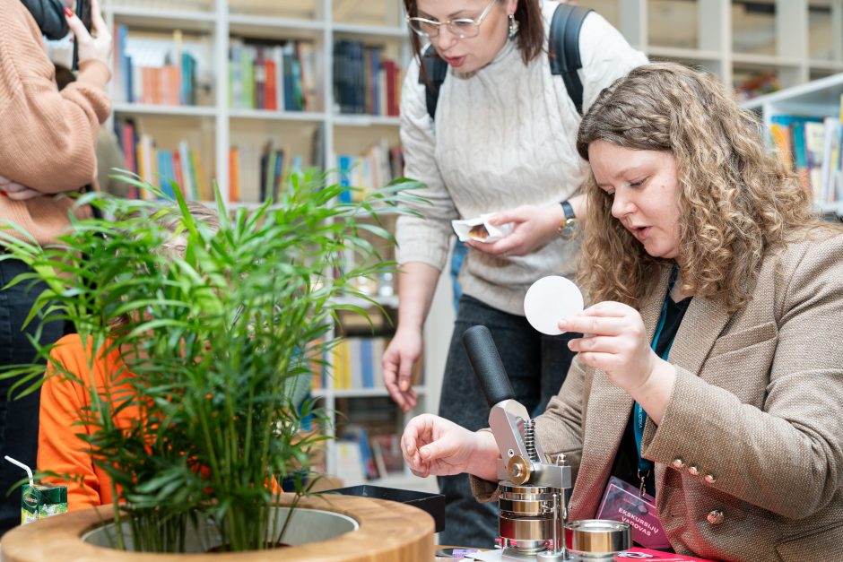 Miestiečiai skuba aplankyti atsinaujinusią biblioteką: intrigavo ir „Gyvosios knygos“