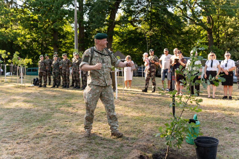 Šauliai švenčia: atidarė ąžuolų parką ir išjudėjo į trijų dienų 160 km žygį