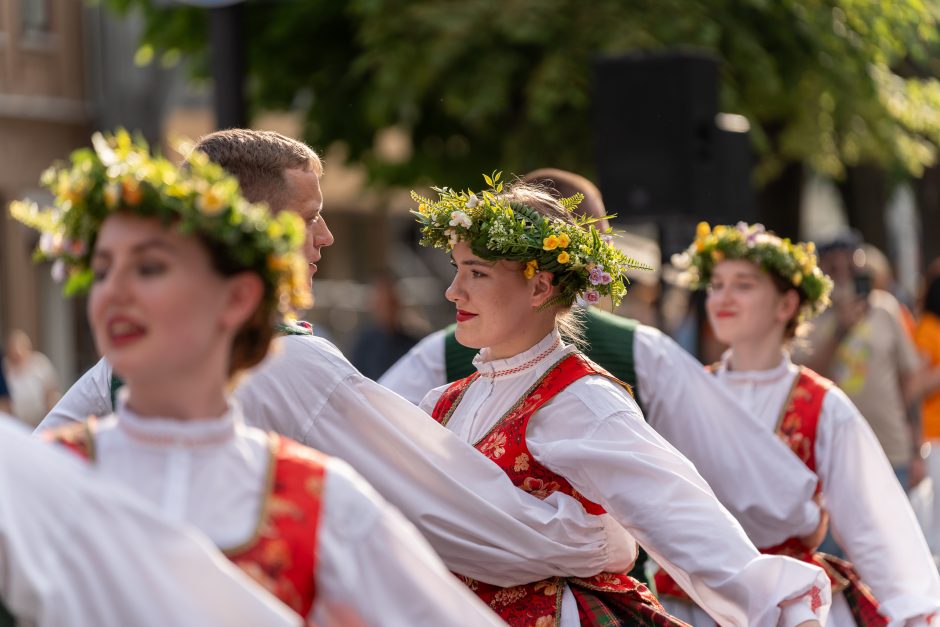 Laisvės alėja vėl nusidriekė šventiniai kaimynų stalai