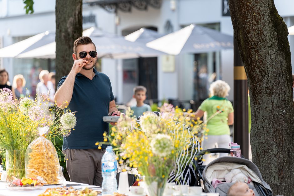 Laisvės alėja vėl nusidriekė šventiniai kaimynų stalai