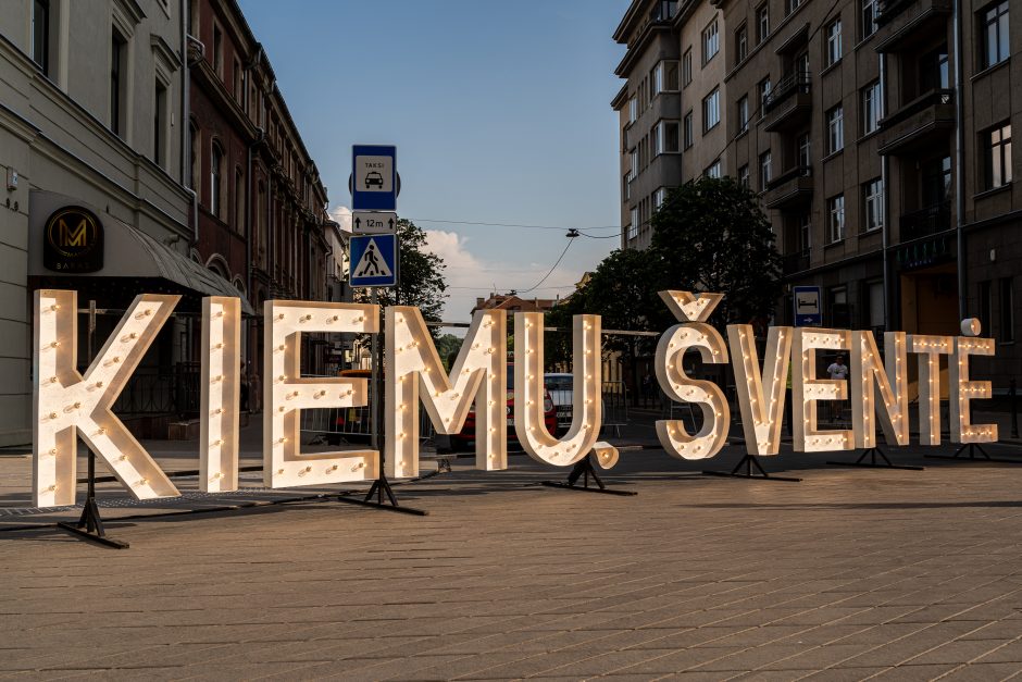 Laisvės alėja vėl nusidriekė šventiniai kaimynų stalai