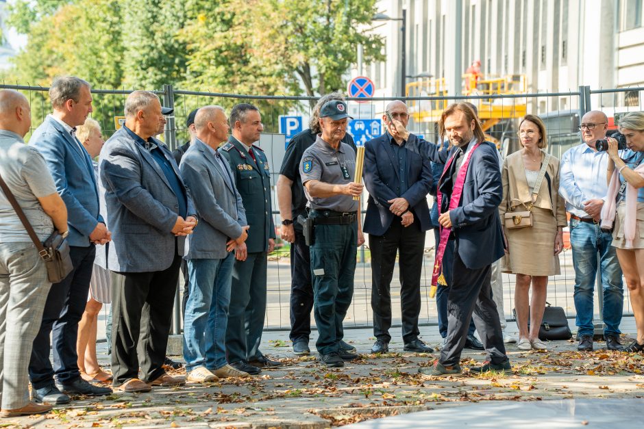 Įsibėgėja policijai skirto obelisko statybos: įkasta kapsulė