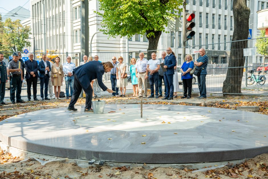 Įsibėgėja policijai skirto obelisko statybos: įkasta kapsulė