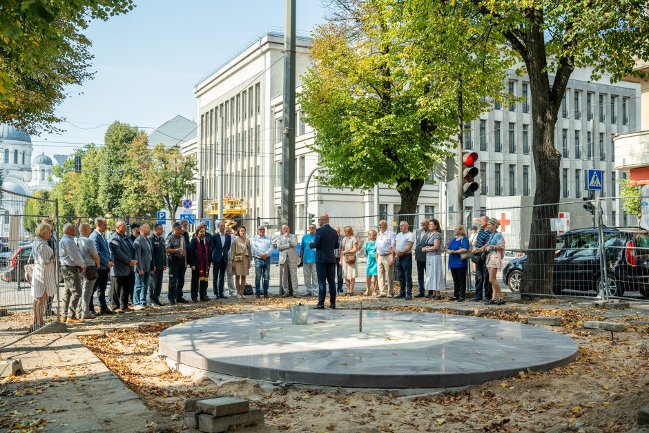 Įsibėgėja policijai skirto obelisko statybos: įkasta kapsulė