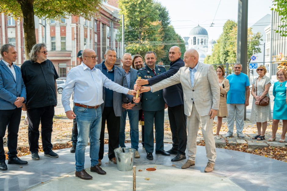 Įsibėgėja policijai skirto obelisko statybos: įkasta kapsulė