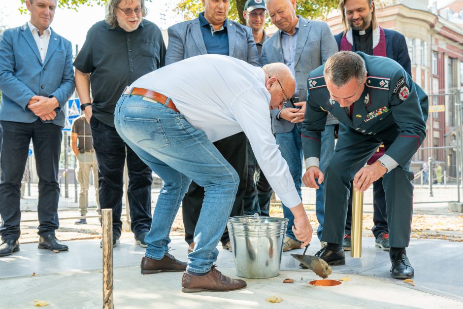 Įsibėgėja policijai skirto obelisko statybos: įkasta kapsulė