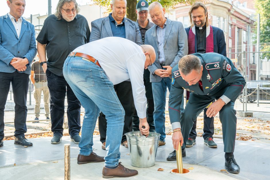 Įsibėgėja policijai skirto obelisko statybos: įkasta kapsulė