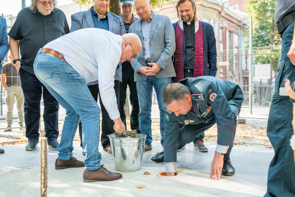 Įsibėgėja policijai skirto obelisko statybos: įkasta kapsulė