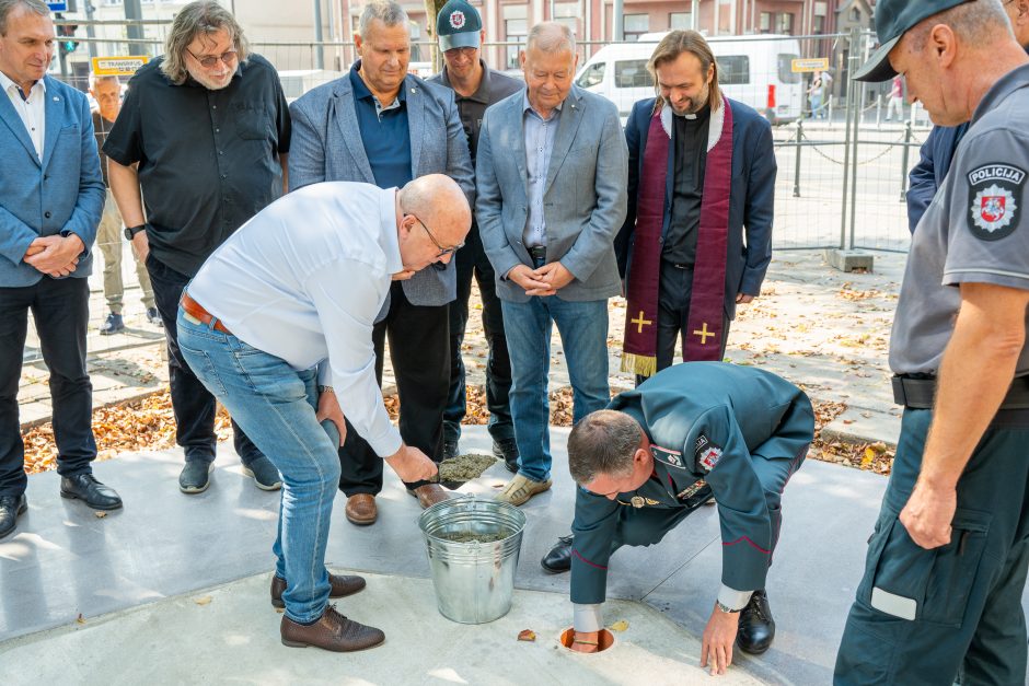 Įsibėgėja policijai skirto obelisko statybos: įkasta kapsulė