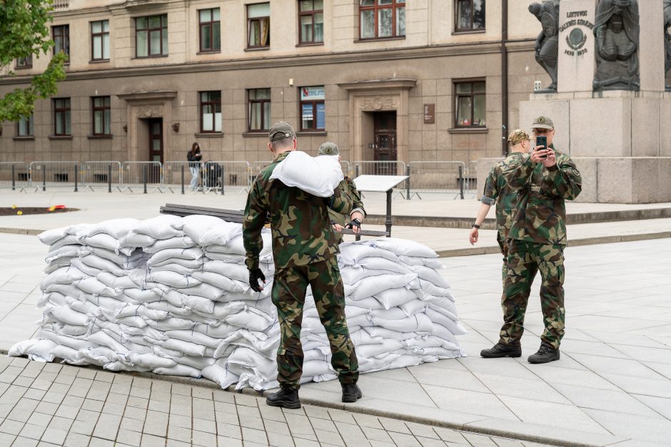 To kasdien nepamatysi: Kauno miesto savivaldybė apjuosta tvoromis ir smėlio maišais