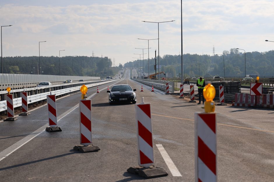 Istorinė diena: judriausioje šalies magistralėje oficialiai atidarytas naujas tiltas per Nerį