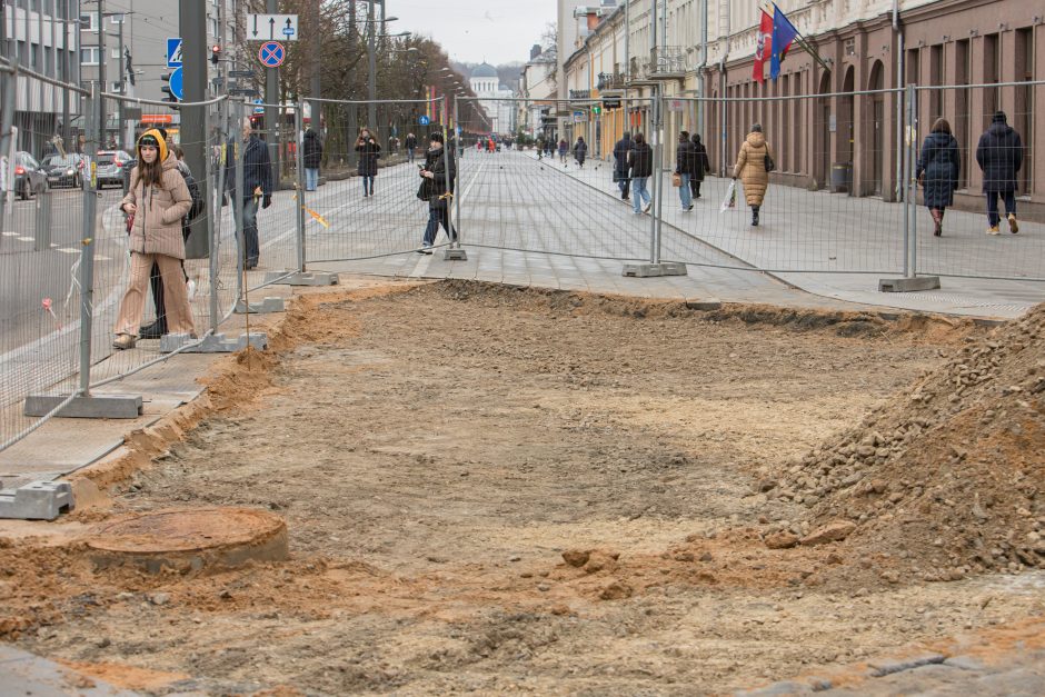 Į Vilniaus gatvę sugrįžo darbininkai: toliau klojamas grindinys