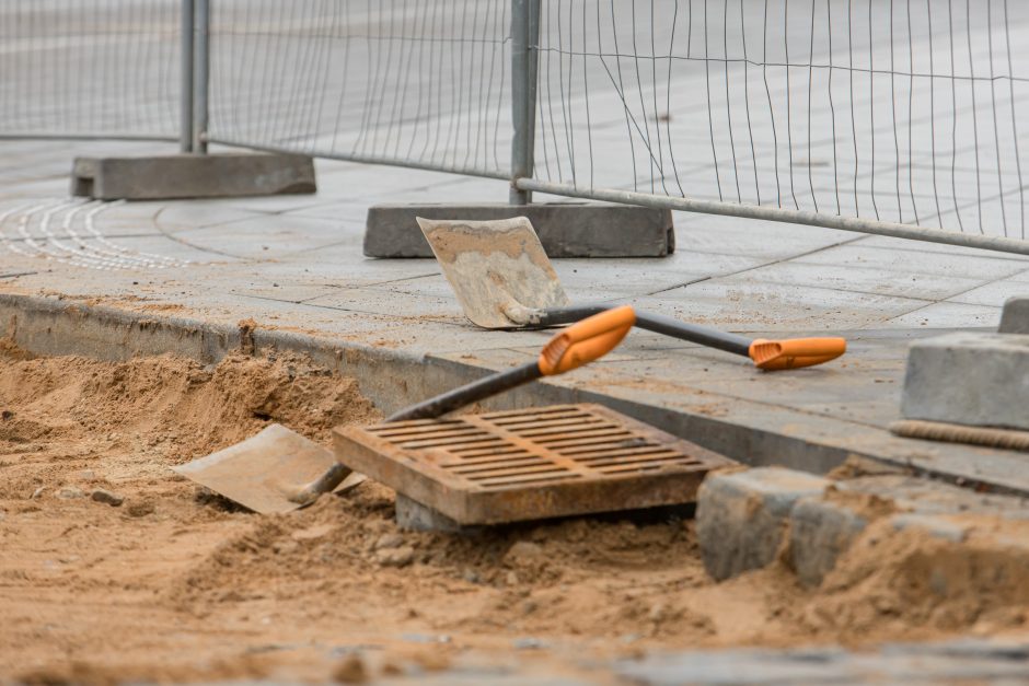 Į Vilniaus gatvę sugrįžo darbininkai: toliau klojamas grindinys