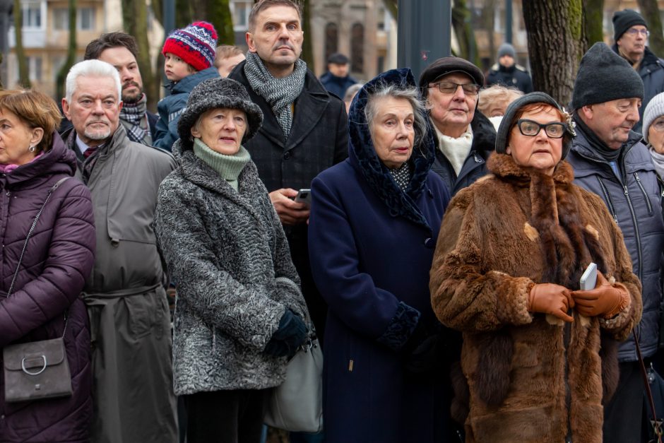 Atidengtas memorialinis biustas P. Bingeliui