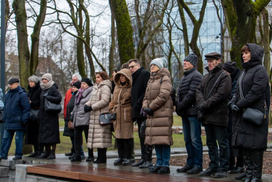 Atidengtas memorialinis biustas P. Bingeliui