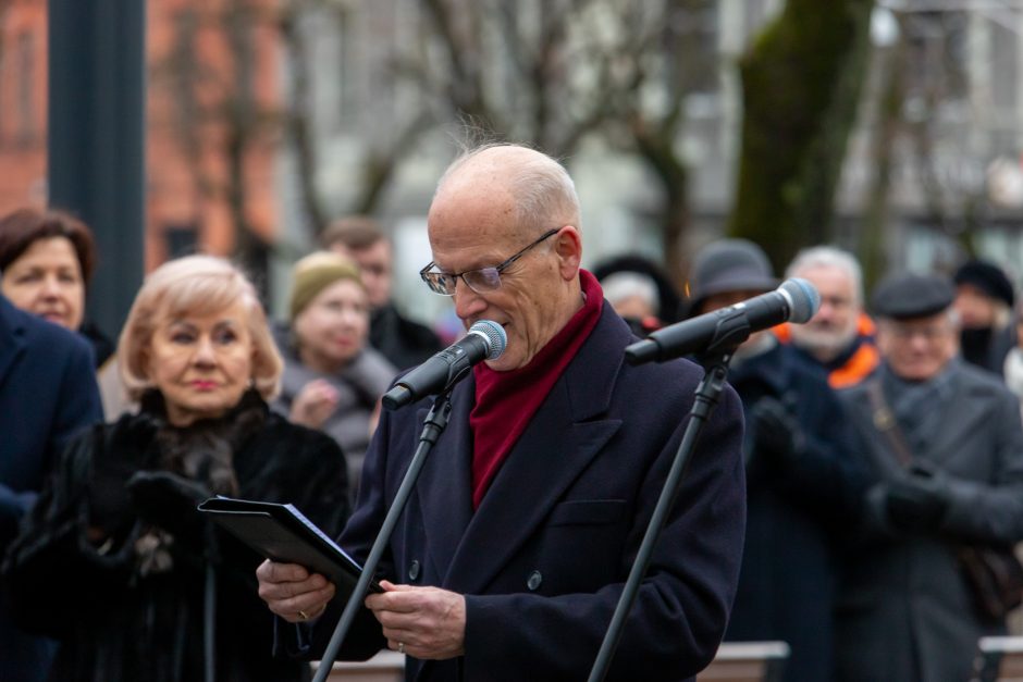 Atidengtas memorialinis biustas P. Bingeliui