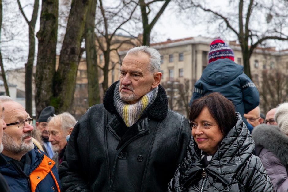 Atidengtas memorialinis biustas P. Bingeliui