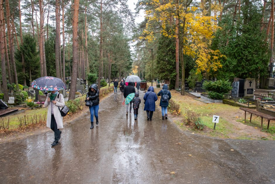 Visų šventųjų dieną kauniečiai prisiminė ne tik išėjusius artimus