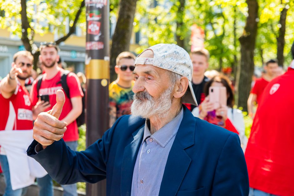 Eurolygos nuotaika Laisvės alėjoje: graikų dainos ir šokiai