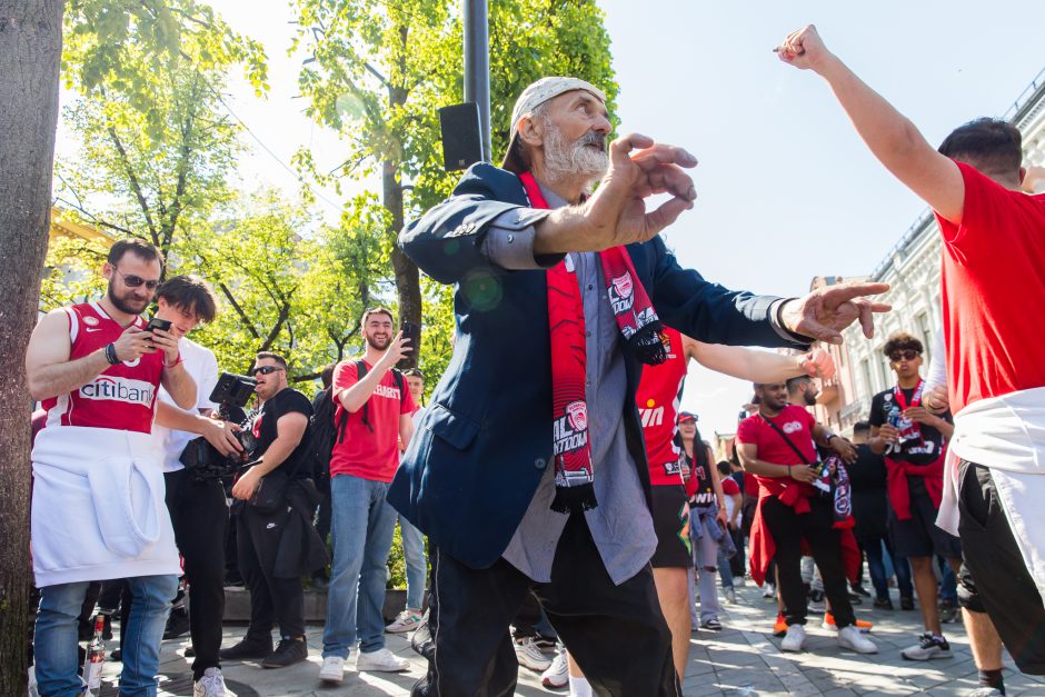 Eurolygos nuotaika Laisvės alėjoje: graikų dainos ir šokiai