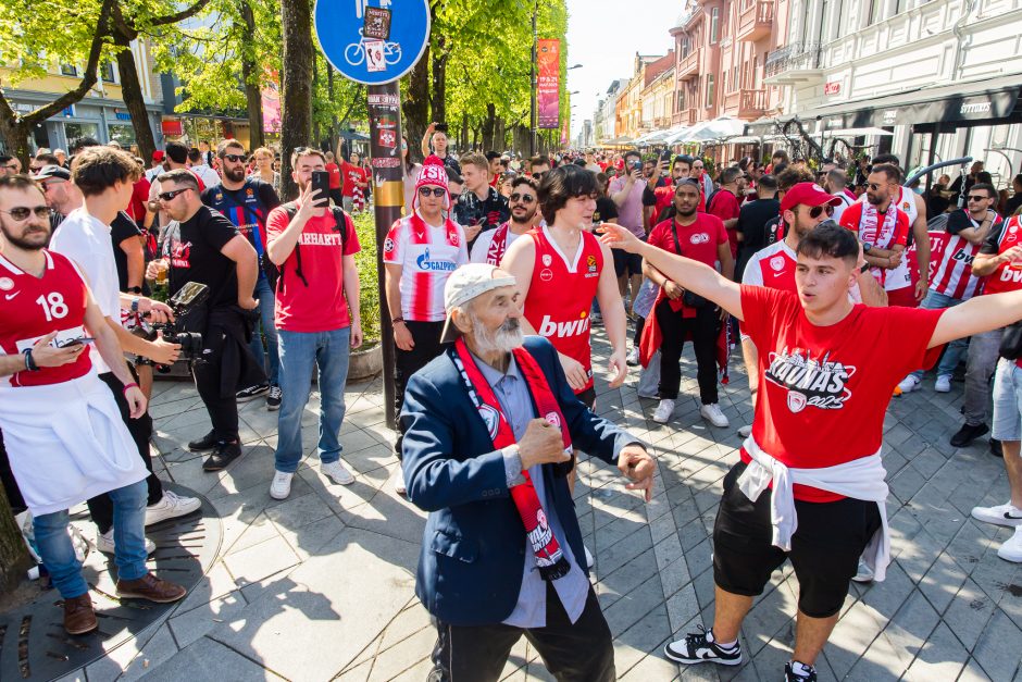 Eurolygos nuotaika Laisvės alėjoje: graikų dainos ir šokiai