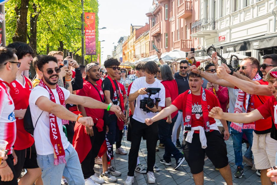 Eurolygos nuotaika Laisvės alėjoje: graikų dainos ir šokiai