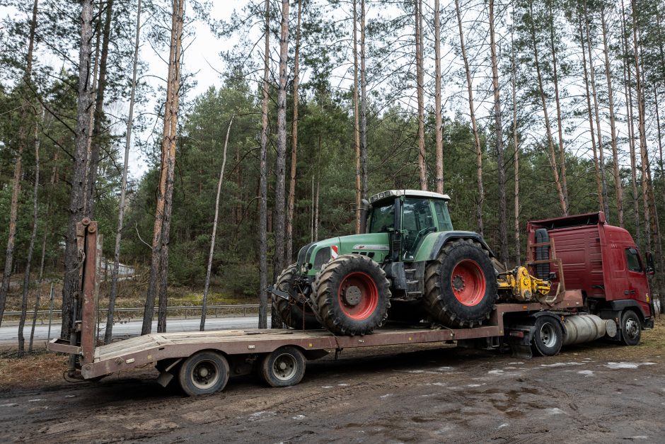 Gyventojai stoja prieš nelegalų medžių kirtimą rekreaciniame miške: pjauna viską 