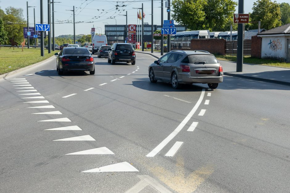 Pilies žiede pakeista eismo tvarka: vairuotojai masiškai kerta naujas ištisines linijas