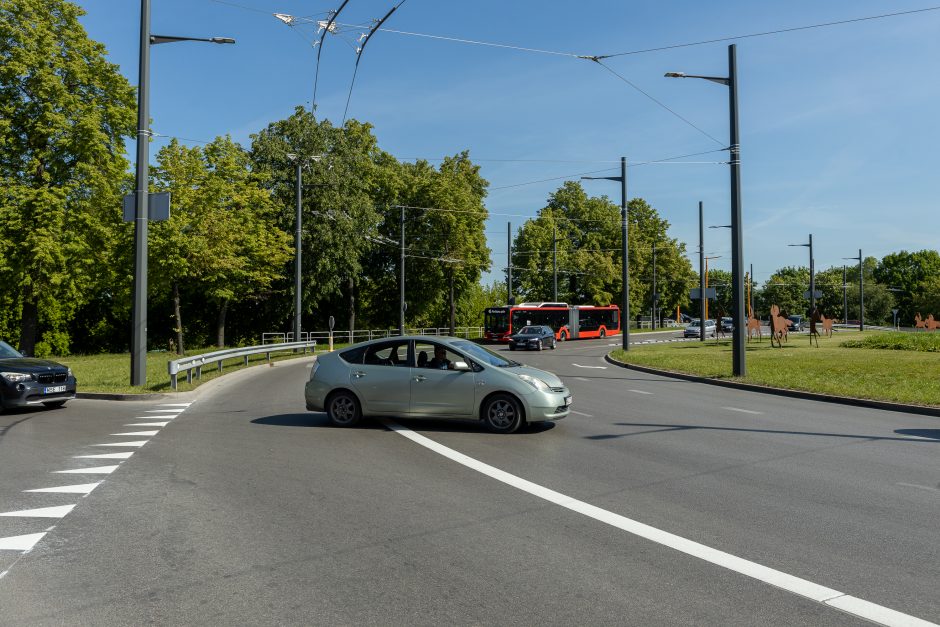 Pilies žiede pakeista eismo tvarka: vairuotojai masiškai kerta naujas ištisines linijas
