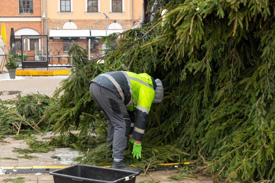 Šventės baigėsi: Kauno eglutės dekoracijos keliauja į sandėlius