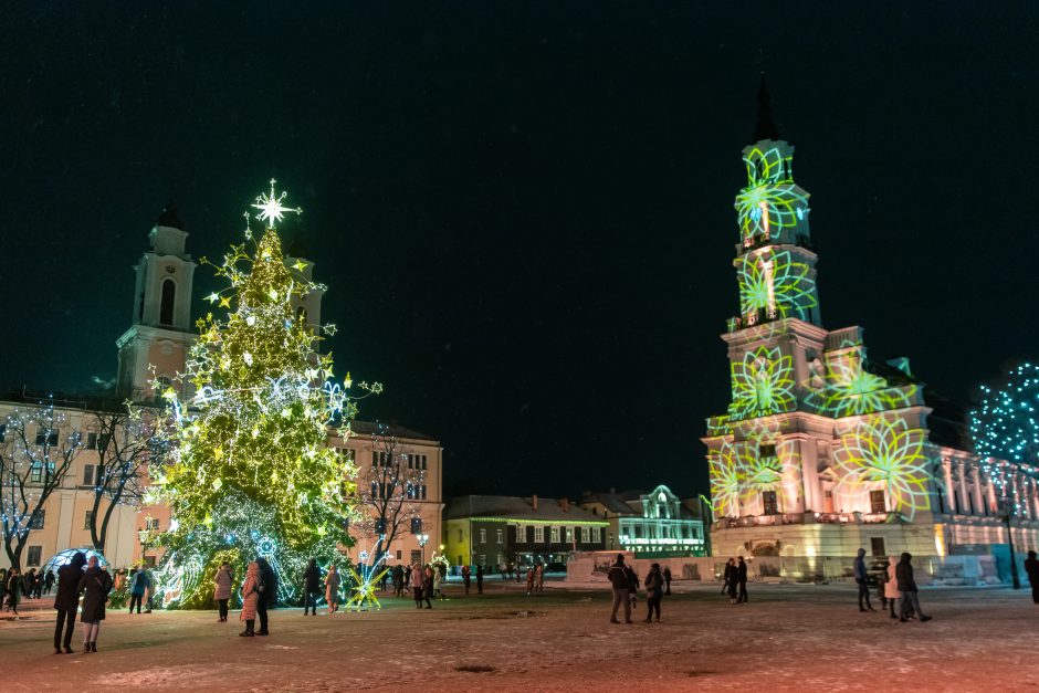 Kauniečiai atsisveikina su Kalėdų egle (nuotraukų galerija)