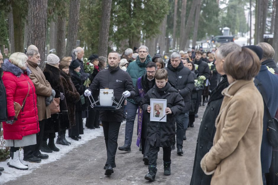 D. Teišerskytė atgulė amžinojo poilsio: Petrašiūnų kapinėse urną užliejo gėlės