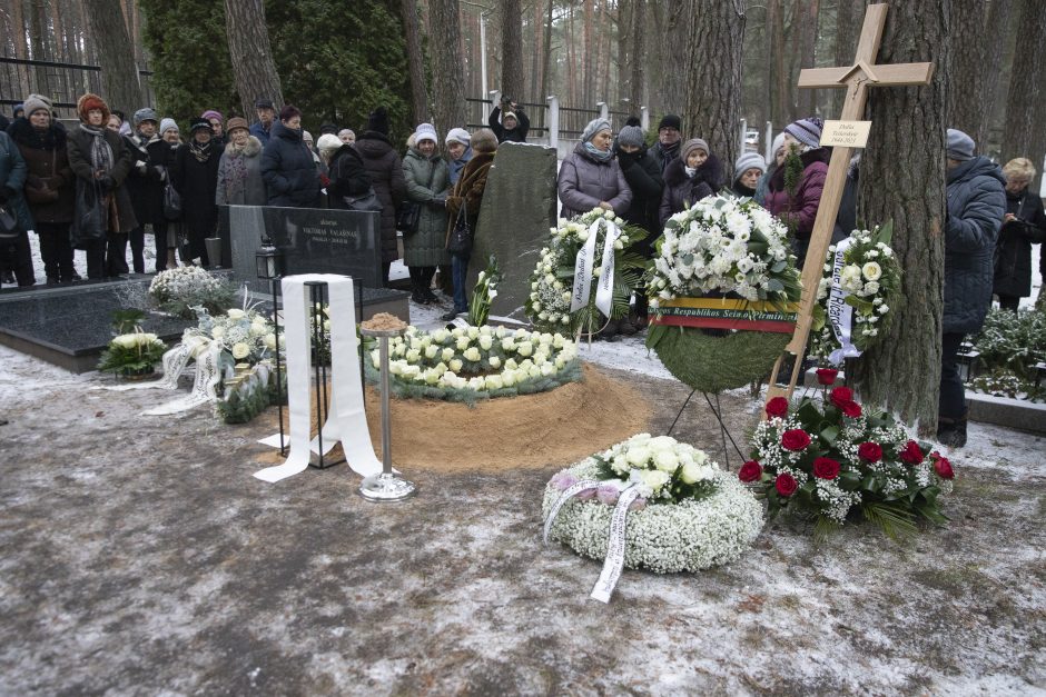 D. Teišerskytė atgulė amžinojo poilsio: Petrašiūnų kapinėse urną užliejo gėlės