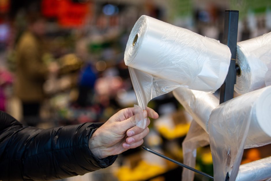 Seimas: prekybininkai turės apmokestinti ploniausius plastiko maišelius