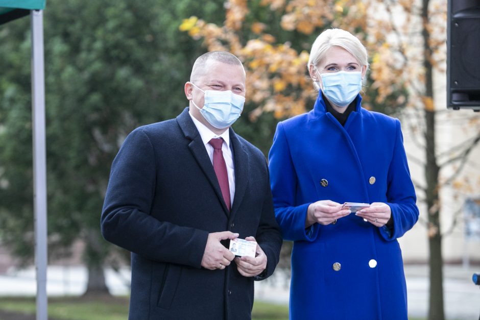 Naujos kadencijos Seimo nariams įteikti pažymėjimai