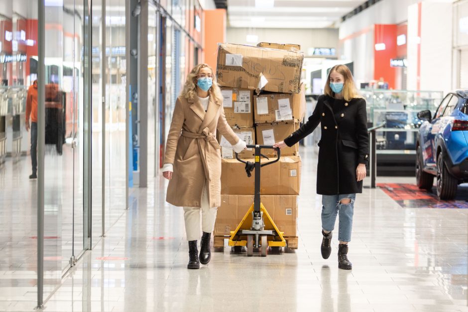 Vyriausybei siūloma grąžinti privalomas kaukes uždarose erdvėse ir turintiems imunitetą