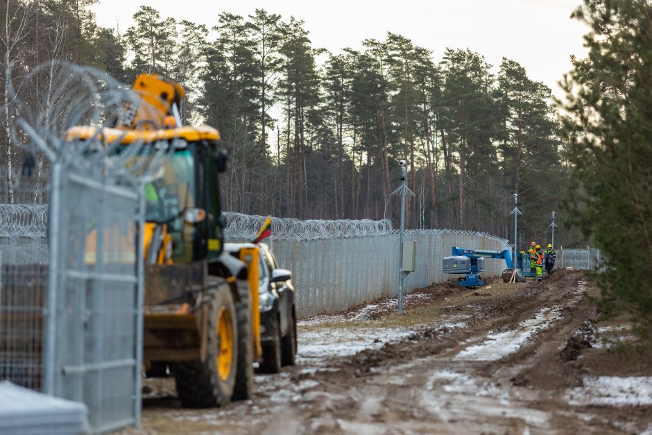 NSGK vadovas: Baltarusijos pasienyje įrengta pusė visos koncertinos, 90 km tvoros