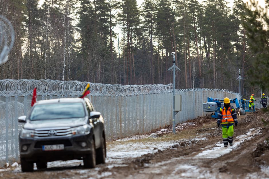 NSGK vadovas: Baltarusijos pasienyje įrengta pusė visos koncertinos, 90 km tvoros