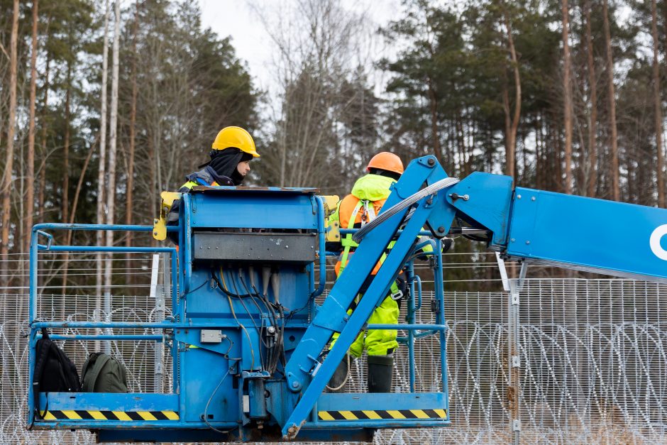 NSGK vadovas: Baltarusijos pasienyje įrengta pusė visos koncertinos, 90 km tvoros