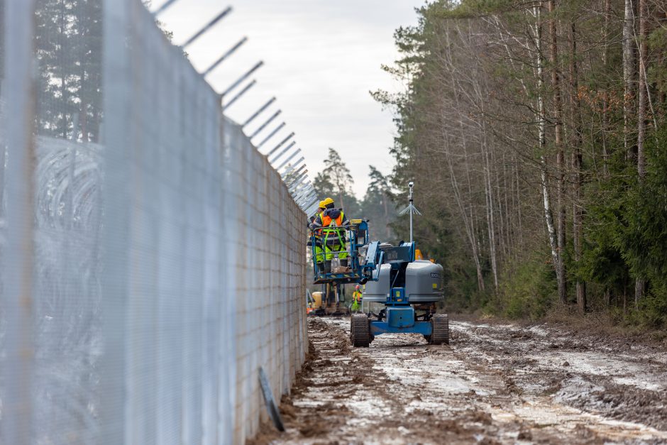 NSGK vadovas: Baltarusijos pasienyje įrengta pusė visos koncertinos, 90 km tvoros