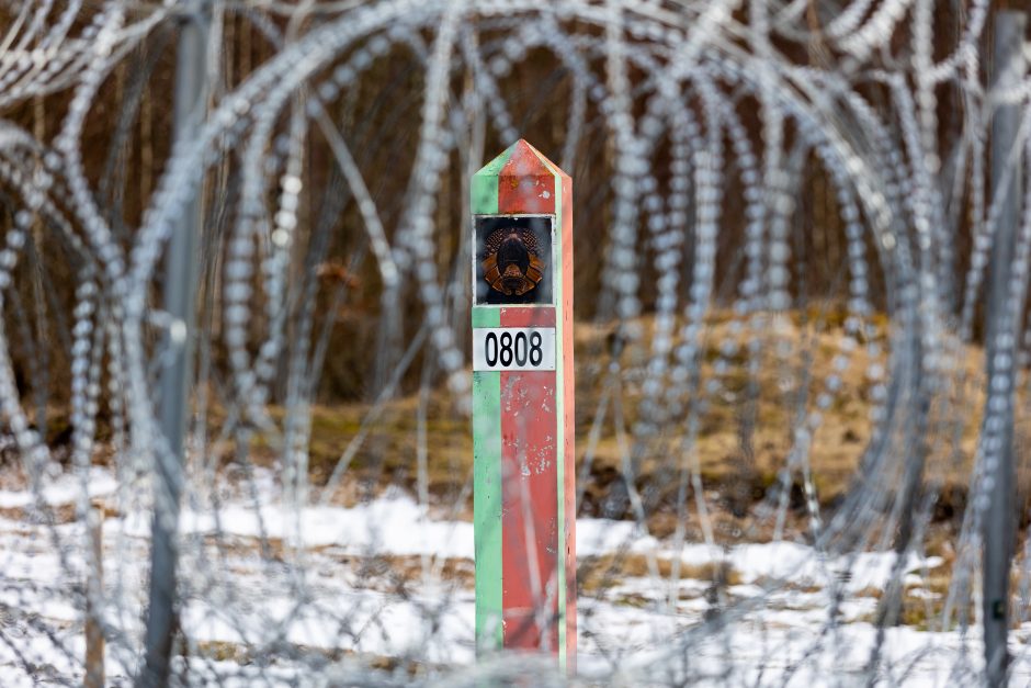 NSGK vadovas: Baltarusijos pasienyje įrengta pusė visos koncertinos, 90 km tvoros