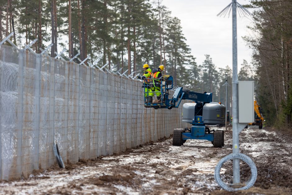 NSGK vadovas: Baltarusijos pasienyje įrengta pusė visos koncertinos, 90 km tvoros