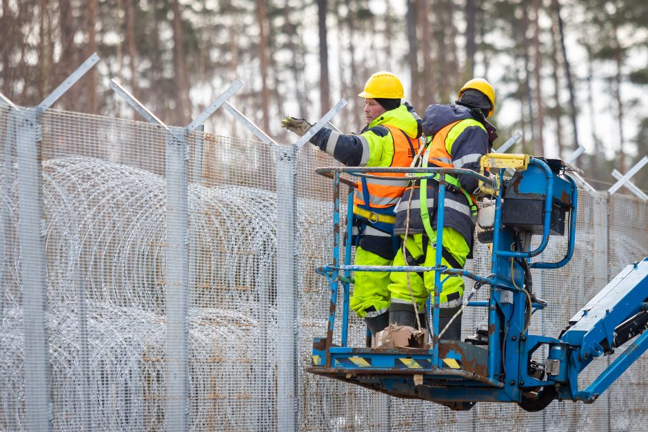 NSGK vadovas: Baltarusijos pasienyje įrengta pusė visos koncertinos, 90 km tvoros