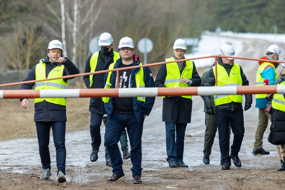 NSGK vadovas: Baltarusijos pasienyje įrengta pusė visos koncertinos, 90 km tvoros